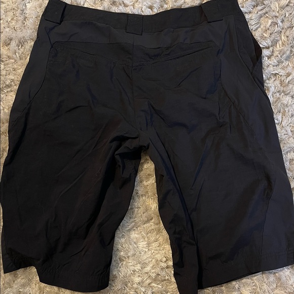 Mountain Hardwear Hiking Shorts - Picture 2 of 3